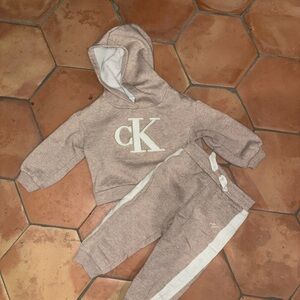 Calvin Klein Jeans | Jogger set in beige | sz 18 mos
